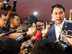 Wakil Ketua MKD Dampingi KPK Geledah Ruang Kerja Aziz Syamsuddin