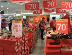 Mal Mulai di Serbu Masyarakat, Toko-toko Sebar Diskon
