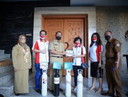 Danny Terima Bantuan 4 Tabung Oksiigen dan 4 Regulator dari Petra Peduli Gereja Pantekosta Tabernakel