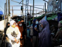 Salurkan Bantuan Korban Kebakaran, Ketua TP PKK Makassar Harapkan Warga Perhatikan Kebersihan