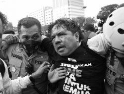 Tiba-Tiba Hadir di Gedung DPR, Ade Armando Dipukuli dan Sempat Ditelanjangi