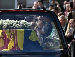 Perjalanan Jenazah Ratu Elizabeth II ke Edinburgh Diselimuti Suasana Hening