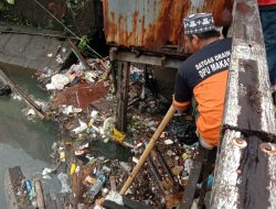 Tak Kenal Waktu, Tengah Malam Satgas DPU Keruk Drainase Antisipasi Banjir