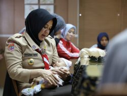 Antengnya Bayi Yusri Digendong Wakil Wali Kota Fatmawati Rusdi