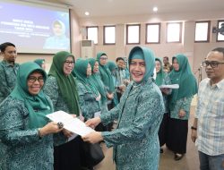 Kukuhkan Pengurus Antar Waktu TP PKK, Indira Yusuf Ismail Minta Pengurus Jaga Kekompakan