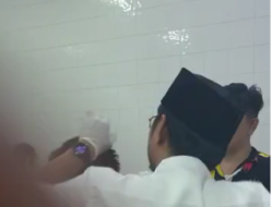 Ketua FKKM Dokter Udin Bantu Jahit Kepala Korban Reruntuhan Kubah Masjid Ittifaqul Jamaah di RSAL Jala Ammari