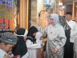 Ikuti Tradisi Sapu-Sapu Ulu, Indira Yusuf Ismail Ingatkan Pentingnya Menyantuni Anak Yatim